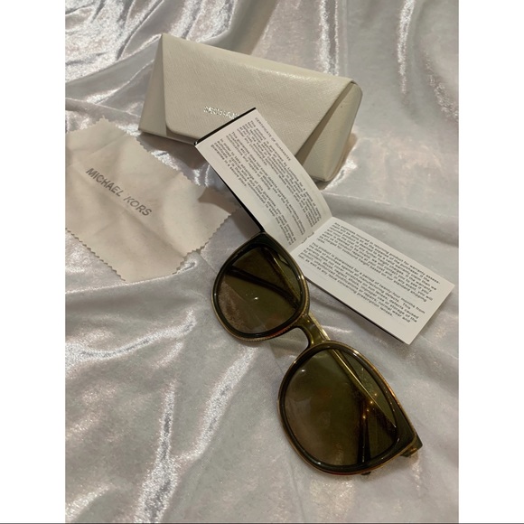 Michael Kors sunglasses in sage color with case - Picture 3 of 15